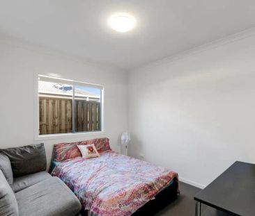 “Charming Silkstone Home Awaits You!” - Photo 3