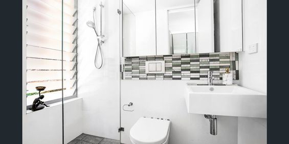 Chic Studio with Leafy Garden - Photo 3