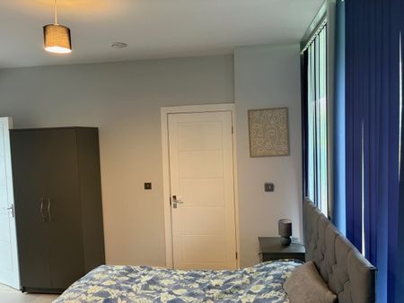 3 Bed Flat, Edmunds House, W4 - Photo 2