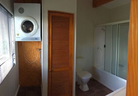 2BR house in Oratia - Photo 3