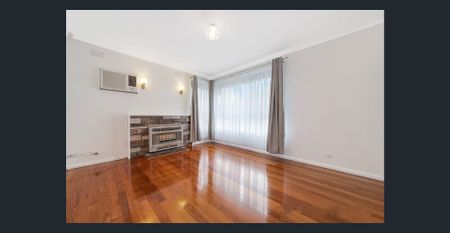 Bright & Spacious Family Home with Ample Parking in Avondale Heights - Photo 5