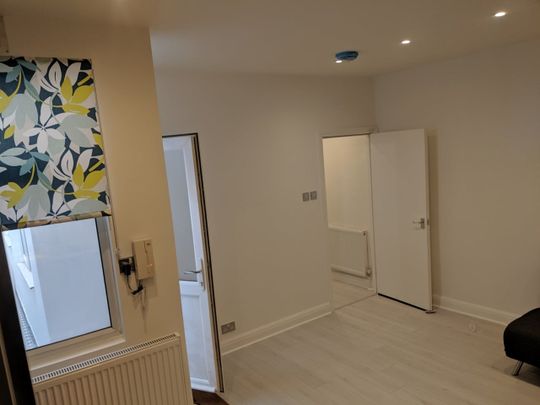 2 Bed Flat, Kingsland Road, E2 - Photo 1