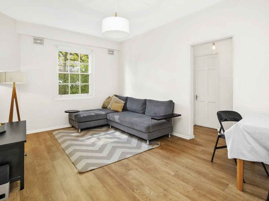 DEPOSIT TAKEN - Elegant One Bedroom Boutique Apartment - Photo 1