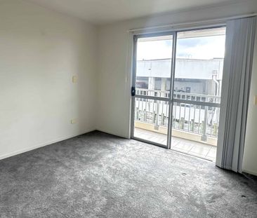 Modern Apartment in the Heart of Flat Bush - Photo 4