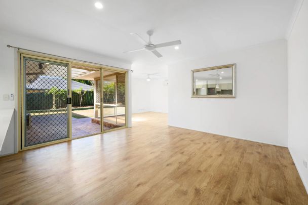 Spacious & Family-Friendly 4-Bedroom Home in a Great Location, Parkwood !! - Photo 1