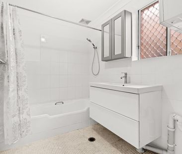 Large One Bedroom Unit With Own Separate Entrance - Photo 4