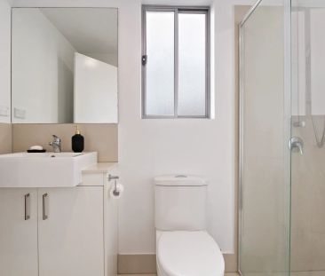 Well-Designed, Low-Maintenance Apartment Close to Everything - Photo 2