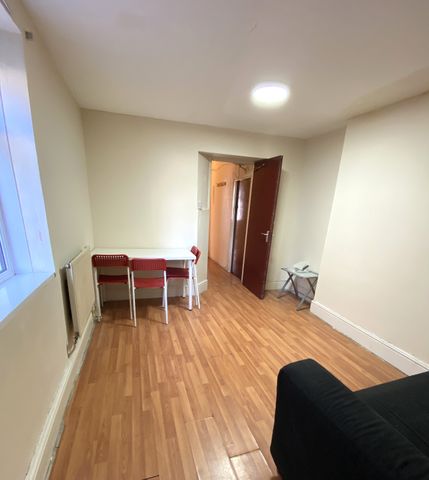 £1,090 PCM, Furnished Two Bedroom Ground Floor Flat with Large Private Garden in Green Street, Riverside, Cardiff, CF11 6LN - Photo 3