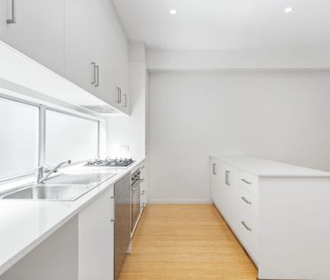Stylish low maintenance 3 bedroom contemporary home in sought after... - Photo 1