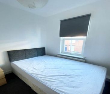 Glebe Avenue (H/S) (room 1), Kirkstall, Leeds - Photo 2