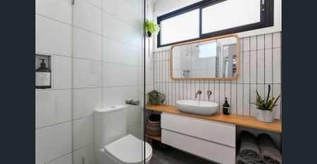 Architecturally designed villa in tranquil surrounds - Photo 4