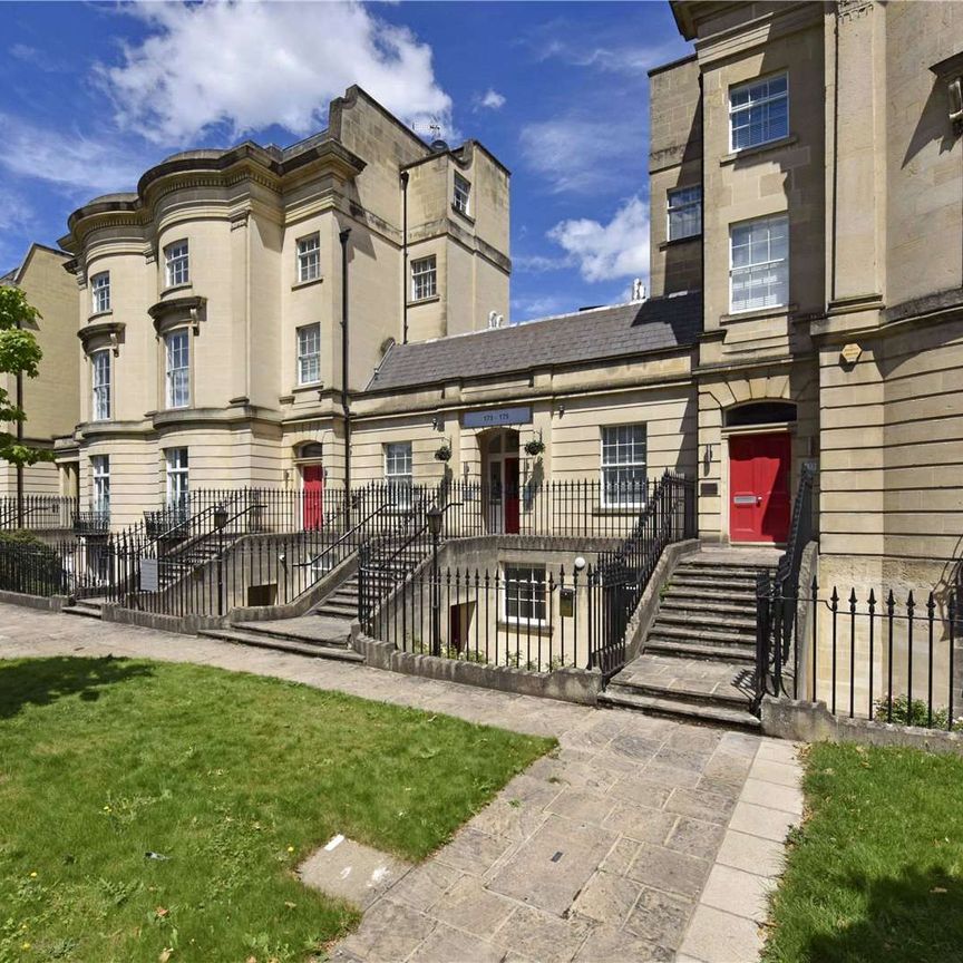 A superbly presented one bedroom lower ground floor apartment in this beautiful Georgian conversion in the centre of Reading. Offered fully furnished and with gated parking. - Photo 1