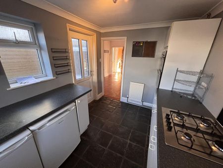 3 bedroom semi-detached house to rent - Photo 2