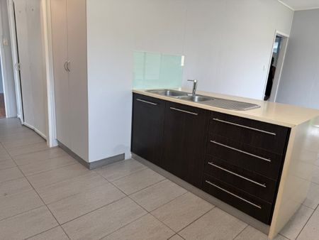 5 bedroom - Unfurnished - Close to Town - Photo 3