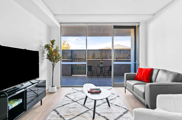 Tailored for professionals seeking space, style & security - short term rental available, minimum 3 months, Fully furnished - Photo 1