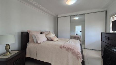 Modern 3 Bedroom Home - Photo 4