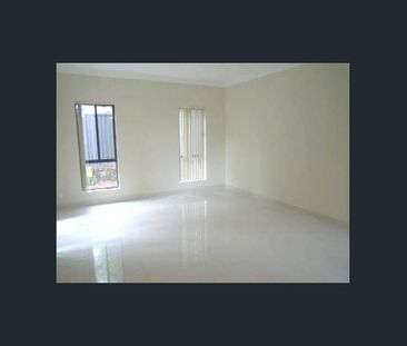 Stylish 4 Bedrooms Townhouse - Photo 2