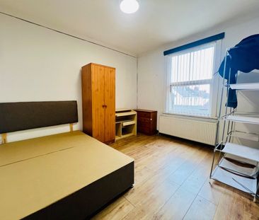 4 Bed Semi-Detached House, Hazelbury Crescent, LU1 - Photo 3