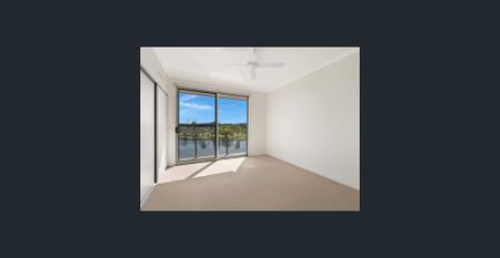 STUNNING WATERFRONT TOWNHOUSE IN EMERALD LAKES - Photo 5