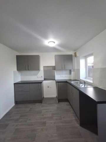 2 bedroom end of terrace house to rent - Photo 2