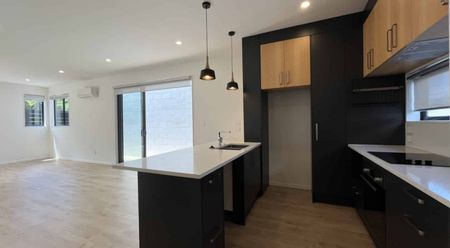 four bedroom, two bedrooms - Photo 2