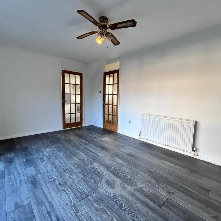 3 bedroom end of terrace house to rent - Photo 1