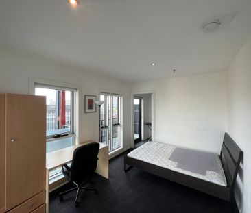 Fully Furnished 2-Bedroom Apartment in Melbourne’s Vibrant Hub - Photo 5