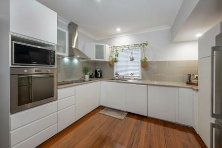 AIR CONDITIONED 3 BEDROOM HOME + STUDY - Photo 2