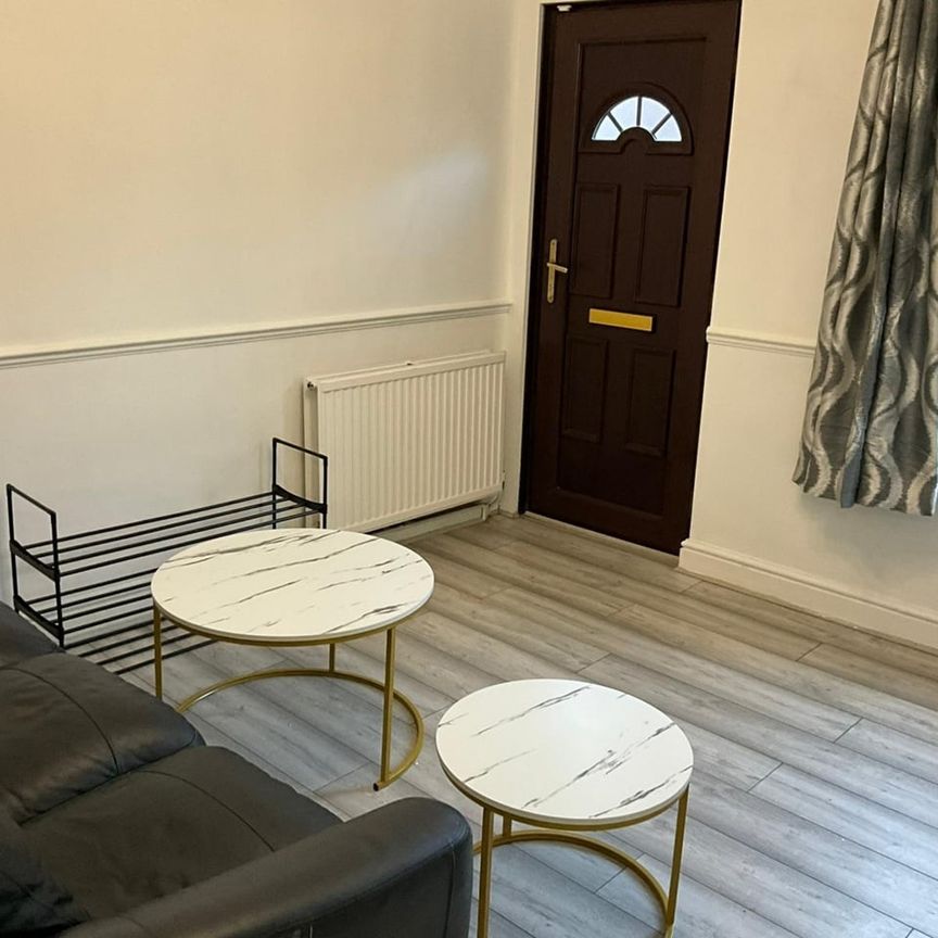 2 Bed Terraced House, Winsdon Road, LU1 - Photo 1