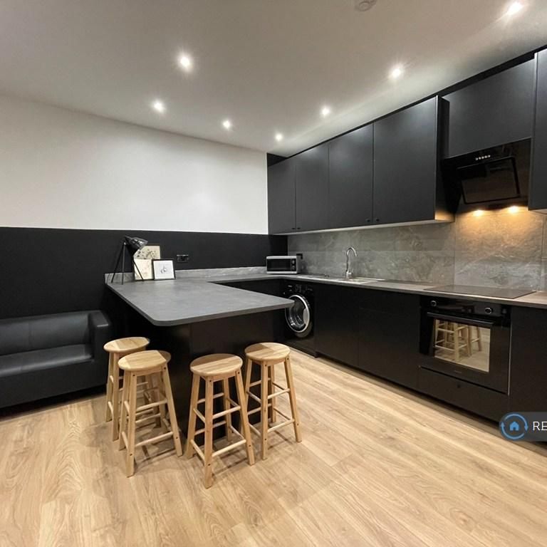 1 bedroom in a flat share to rent - Photo 1