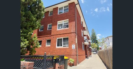 Charming Two-Bedroom Apartment in Secure Block - Photo 2
