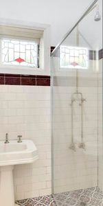 CALIFORNIAN BUNGALOW STYLE HOME - Photo 3