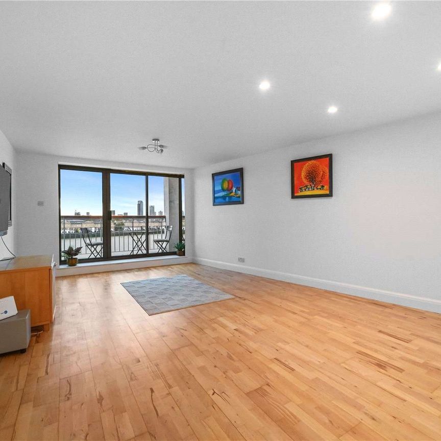 Offering breath-taking views across the London skyline, is this exceptional apartment which spans to in excess of approximately 1,170sqft internally. - Photo 1