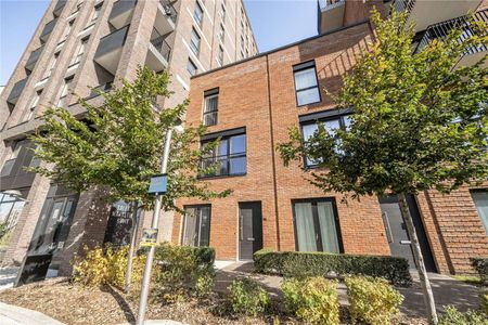 A rare opportunity to rent a spacious triplex home with its own front door access, located at Huntley Wharf, just a short walk away from Reading Train Station. - Photo 3