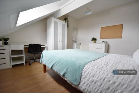 1 bedroom in a house share to rent - Photo 2