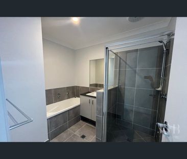 Spacious Family Home in Quiet Park Ridge Location - Photo 5