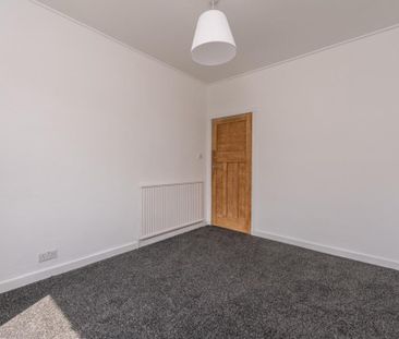 3 bedroom flat to rent - Photo 3