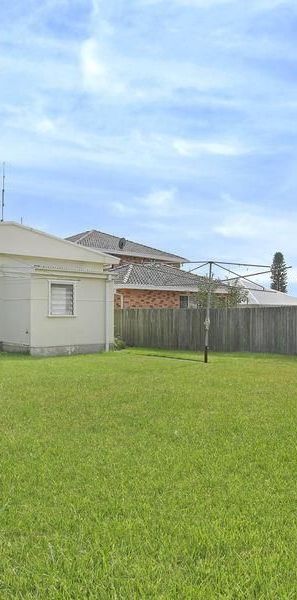 NEAT ONE BEDROOM UNIT CLOSE TO UNI - Photo 1