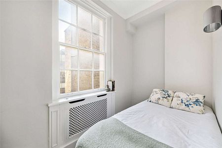 MANAGED BY SAVILLS. PETS ALLOWED. A newly renovated two bedroom flat within Grade II Listed building just moments from Hyde Park. - Photo 2