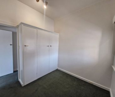 2 Bedroom Apartment in the Heart of Kew! - Photo 2