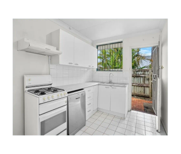 2 bedroom ground floor, close to everything! - Photo 2