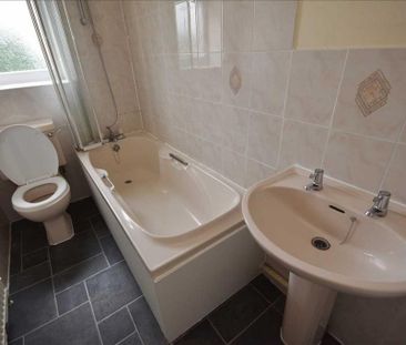 2 bedroom mews to rent - Photo 5