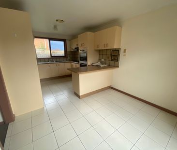 REFRESHED THREE BEDROOM TOWNHOUSE - Photo 4