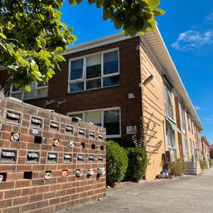 FANTASTIC UNIT IN A PRIME LOCATION - ESSENDON! - Photo 2
