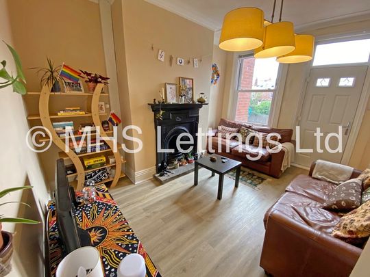 5 Bedroom Mid Terraced House for rent in Beechwood Crescent - Photo 1