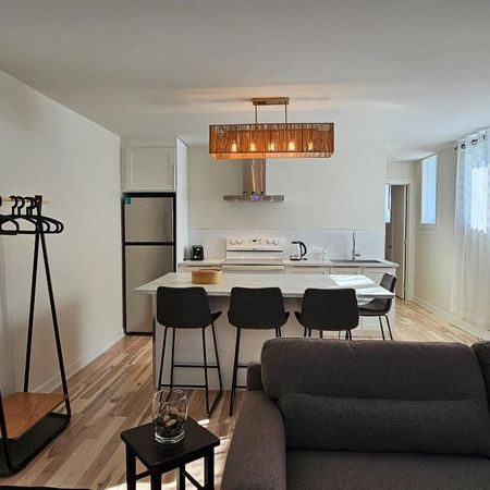 DISPONIBLE - Magnifique 3 1/2 rénové + cour + meubles @ louer - Photo 3