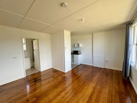 Sunny and cosy bedsit - Photo 2