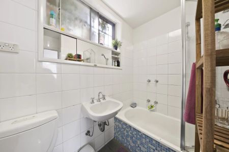 Stylish Living with Private Courtyard in Prime Richmond Location - Photo 2