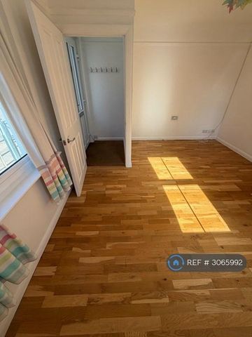 3 bedroom end of terrace house to rent - Photo 3