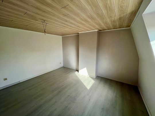 Centraal gelegen woning met 2 slaapkamers en zéér ruime garage! - Foto 1